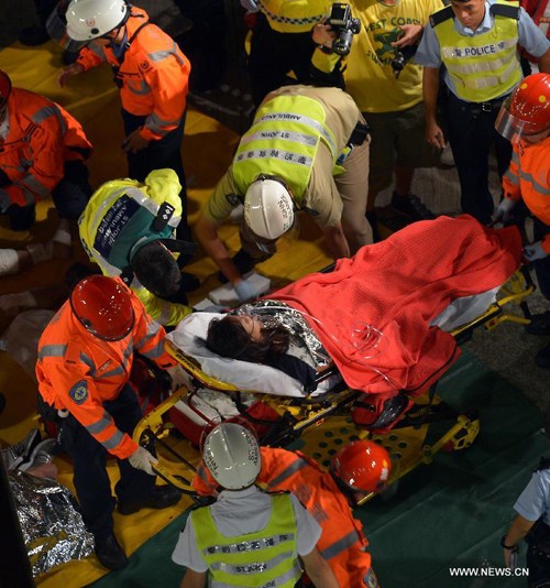 Rescuers work to carry a victim to a hospital after two vessels, collided off the Lamma Island to the southwest of the Hong Kong Island in Hong Kong, south China, Oct. 1, 2012. (Xinhua/Chen Xiaowei)  