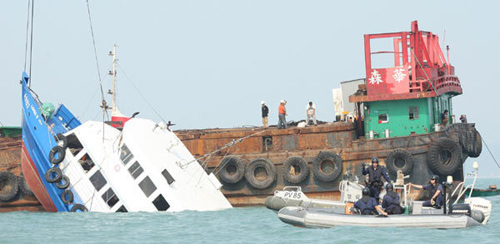 A sunken ferry is lifted out of the water after a collision involving two vessels off the Lamma Island on the Southwest of the Hong Kong Island, Oct 2, 2012. [Photo/Xinhua]