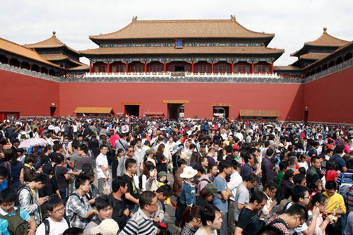 Visitors wait to enter the Palace Museum, or Forbidden City, in Beijing on Wednesday. [Photo / China News Service]