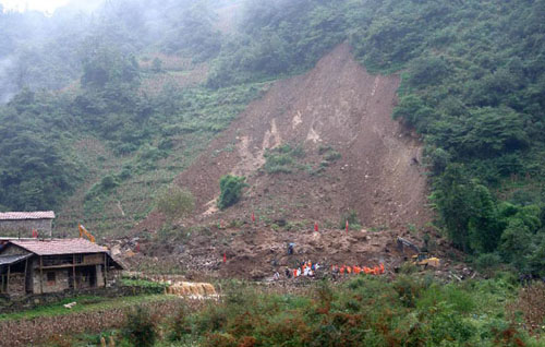 Rescuers search at the landslide site in the village of Zhenhe, located in Yiliang County of Zhaotong City in southwest China's Yunnan Province, Oct. 4, 2012. Nineteen people, including 18 students, were buried in a landslide here on Thursday. Eighteen primary school students have been confirmed dead and one other people remain missing. (Xinhua/Long Jiao) 