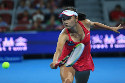 Peng Shuai returns the ball during her match against Chinese counterpart Li Na at the China Open tennis tournament in Beijing, Oct 4, 2012. [Photo by Cui Meng/chinadaily.com.cn]