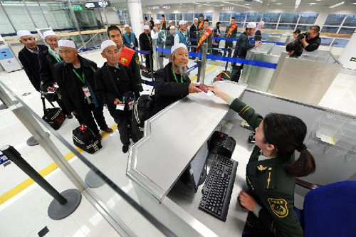 Muslims in Ningxia going for Mecca pilgrimage go through border check before boarding the charter flight at Hedong Airport in Yinchuan, capital of northwest China's Ningxia Hui Autonomous Region, Oct. 7, 2012. The first group of 332 Muslims in Ningxia goi