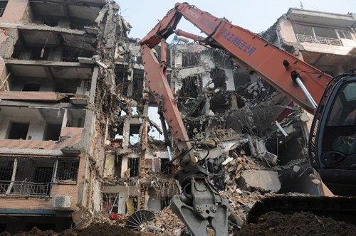 Photo taken on Oct. 7, 2012 shows the site of an explosion in a residential building in the Nanshi District of Baoding, north China's Hebei Province. The explosion took place on Saturday afternoon.(Xinhua/Wang Xiao) 