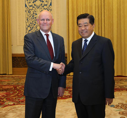 Jia Qinglin (R), chairman of the National Committee of the Chinese People's Political Consultative Conference, shakes hands with Dutch Foreign Minister Uri Rosenthal in Beijing, capital of China, Oct. 8, 2012. (Xinhua/Liu Weibing)