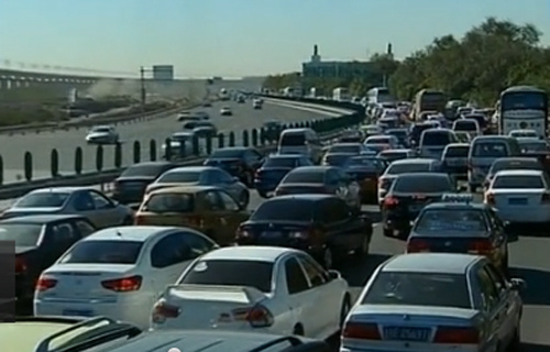 China has re-imposed tolls on the countrys expressways after lifting them during the Golden Week holiday. (Photo: CNTV)