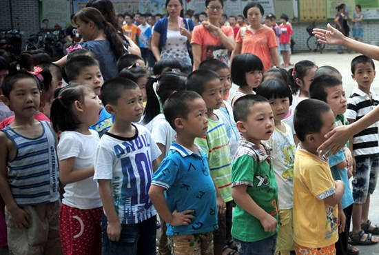 Students wait in line for a group activity in a primary school in Fuzhou, Fujian province, in August. (Photo for China Daily)