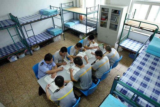 A reading session is held last month at the Beijing Juvenile Correction center. The Information Office of the State Council published a white paper on judicial reform on Oct 9, 2012. (Photo: China Daily)