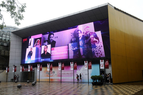 The Beijing Music Festival events in the fancy landmark venue Sanlitun Village are meant to engage people from different walks of life. Jiang Dong / China Daily