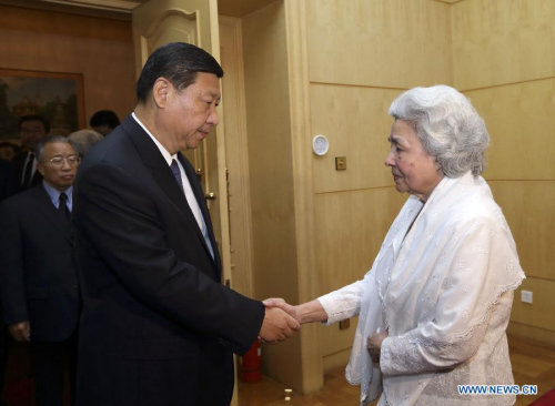 Chinese Vice President Xi Jinping (L) visits Cambodian Queen Mother Norodom Monineath Sihanouk to express condolences and sympathies for the death of Cambodian King-Father Norodom Sihanouk in Beijing, capital of China, Oct. 15, 2012. Norodom Sihanouk died due to illness at the age of 90 early Monday morning in Beijing. (Xinhua/Lan Hongguang)