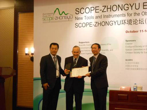 Professor John Frenay (C) of CSIRO Plant Industry in Australia, receives the SCOPE-Zhongyu Lifetime Achievement Award from Lu Yonglong (R), president of SCOPE, on Oct 13, 2012, Taiyuan, Shanxi province. [Photo by Ma Wenying/chinadaily.com.cn] 