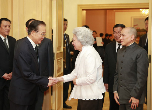 Chinese Premier Wen Jiabao (L, front) visits Cambodian Queen Mother Norodom Monineath Sihanouk (C, front) and Cambodian King Norodom Sihamoni (R, front) to express deep condolence and sincere sympathy for the death of Cambodian King-Father Norodom Sihanou