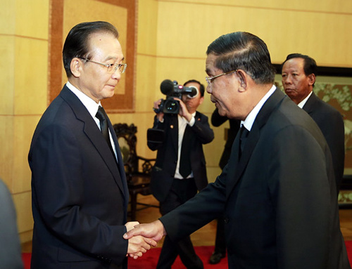 Chinese Premier Wen Jiabao (L, front) meets with Cambodian Prime Minister Hun Sen in Beijing, capital of China, Oct. 15, 2012. (Xinhua/Ju Peng)