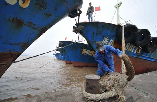 Fishing boats return to Haimen port in Taizhou, Zhejiang province, Oct 17, 2012. [Jia Ce/Asianewsphoto] 