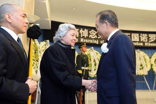 Chinese Premier Wen Jiabao (R) shakes hands with Cambodian Queen Mother Norodom Monineath Sihanouk during the farewell ceremony of Cambodian King-Father Norodom Sihanouk in Beijing, capital of China, Oct. 17, 2012. (Xinhua/Zhang Duo) 