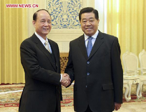 Jia Qinglin (R), chairman of the National Committee of the Chinese People's Political Consultative Conference, meets with Lin Join-sane, chairman of the Straits Exchange Foundation, in Beijing, capital of China, Oct. 17, 2012. (Xinhua/Zhang Duo) 