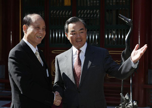 Wang Yi (R), director of both the Taiwan Work Office of the Central Committee of the Communist Party of China (CPC) and the Taiwan Affairs Office of the State Council, meets with Lin Join-sane, chairman of Taiwan's Straits Exchange Foundation (SEF), in Beijing, capital of China, Oct. 17, 2012.(Xinhua/Wang Shen) 