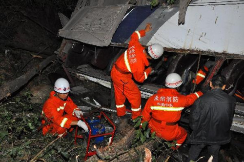 Rescuers search for passengers from the bus which has fallen off a cliff in Yongzhou, central China's Hunan Province, Oct. 18, 2012.  (Xinhua)