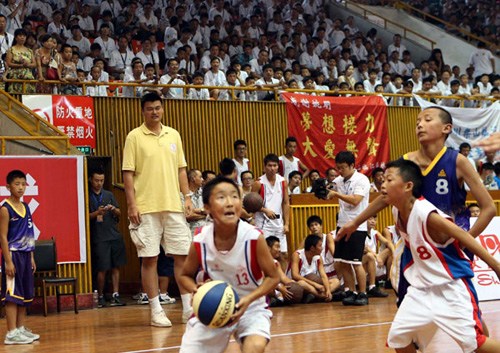 Former NBA All-Star center Yao Ming played the role of assistant coach during the final exhibition game of the Yao Foundation Hope Primary School Basketball Season at the Leshan Stadium August 27, 2012.