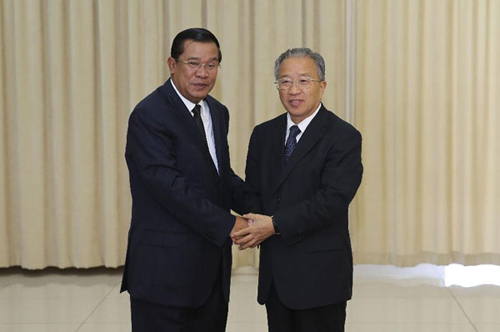 Cambodian Prime Minister Hun Sen (L) meets with Chinese State Councillor Dai Bingguo in Phnom Penh, Cambodia, Oct. 18, 2012. (Xinhua/Ding Lin) 