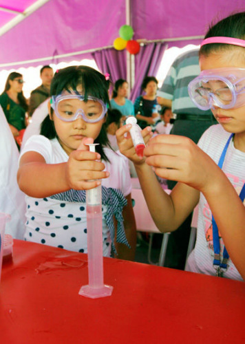 EXPERIMENTING: Children conduct a chemical experiment in Beijing to mark this year's Science Awareness Day on September 15 (LUO WEI)