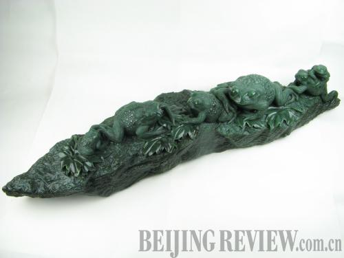 AWARDED PIECE: The jade sculpture The Cute Toads made by Lang Xiaofeng won first prize at the People's Hundred Flowers Awards in 2009 (SHI GANG)