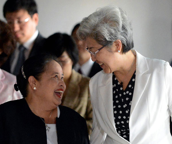 Chinese Vice-Foreign Minister Fu Ying (right) talks with Philippine Foreign Affairs Undersecretary Erlinda Basilio prior to their meeting at the Foreign Affairs office in Manila on Friday. Fu is visiting for a one-day meeting with her counterpart and Philippine President Benigno Aquino III, and is expected to discuss territorial disputes. Ted Aljibe / Agence France-Presse