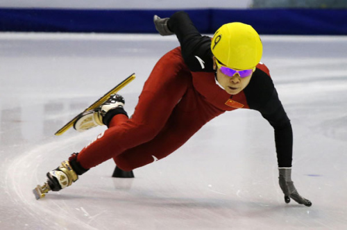 Wang Meng of China races to a first place finish in the women's 500 meters race during the ISU Short Track World Cup competition in Calgary, Alberta, October 21, 2012. [Photo/Agencies] 