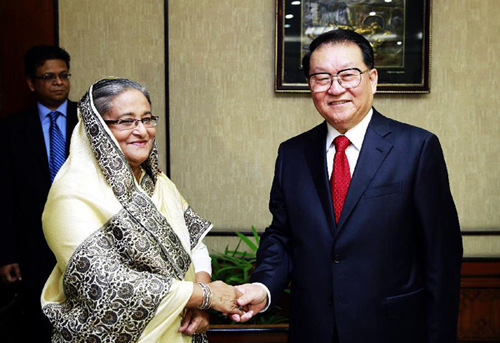 Li Changchun (R), a member of the Standing Committee of the Political Bureau of the Central Committee of the Communist Party of China, meets with Bangladeshi Prime Minister Sheikh Hasina Wajed in Dhaka, Bangladesh, Oct. 21, 2012. (Xinhua/Ju Peng)