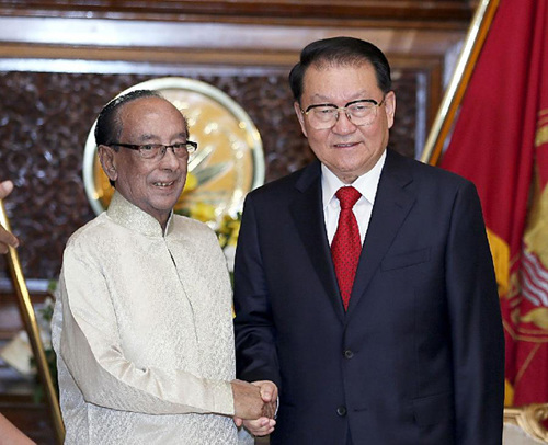 Li Changchun (R), a member of the Standing Committee of the Political Bureau of the Central Committee of the Communist Party of China, meets with Bangladeshi President Zillur Rahman in Dhaka, Bangladesh, Oct. 21, 2012. (Xinhua/Ju Peng)