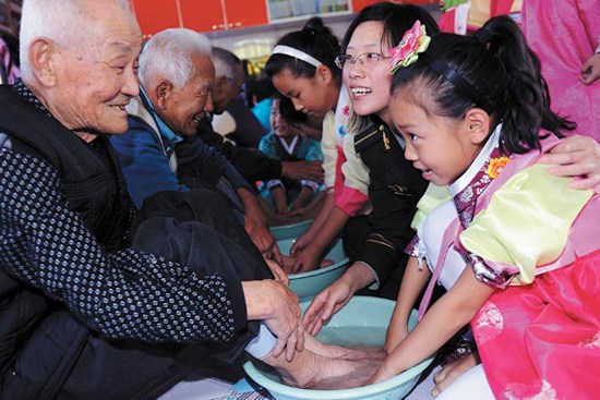 Washing feet is a traditional way of displaying filial piety as students from the Korean ethnic group showed in Tumen, Jilin province, on Monday, the eve of the Chongyang Festival. The event celebrates the elderly and offers an opportunity to pay them respect. Lin Hong / Xinhua 