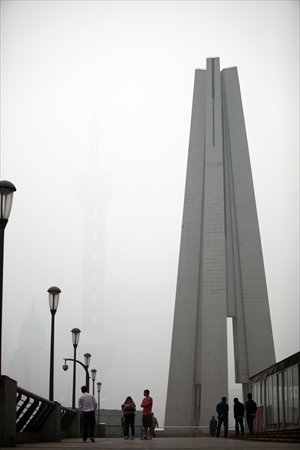 Smog obscures the view of the Oriental Pearl TV Tower from the western side of the Bund Monday afternoon. Photo: Cai Xianmin/GT 