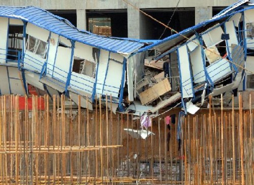 Photo taken on Oct. 24, 2012 shows the accident scene where a cement tanker rolled over and crashed down on a work shed in the Hangkonggang District of Zhengzhou, capital of central China's Henan Province. Eight people were killed and six others were injured in the accident. (Xinhua/Zhao Peng)