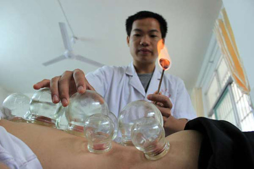 A patient receives cupping treatment at a TCM hospital in Wanzai, Jiangxi province, Oct 22, 2012. [Photo/Xinhua] 