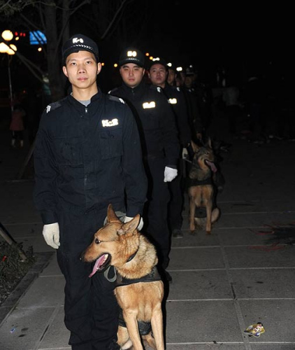 Qu Jin and Lei Ming on patrol during last year's Spring Festival . [Provided by Qu Jin]