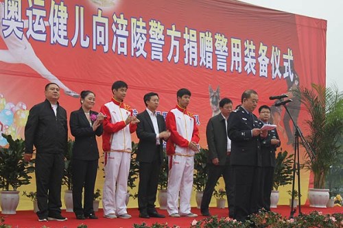 The police equipment donation ceremony was held at the Fuling police dog training base on October 20. [Photo by Jiao Meng]