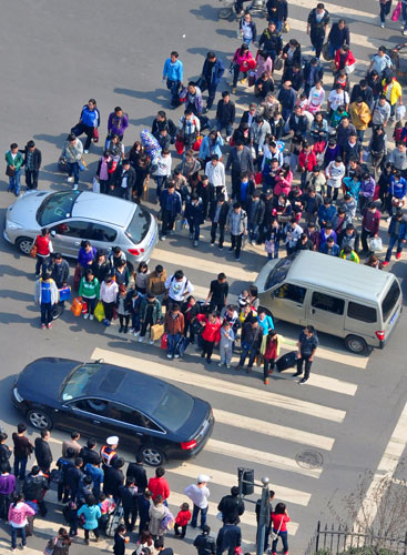 A group of pedestrians jaywalk across a road in Taiyuan, capital of Shanxi province. Deng Yinming / for China Daily