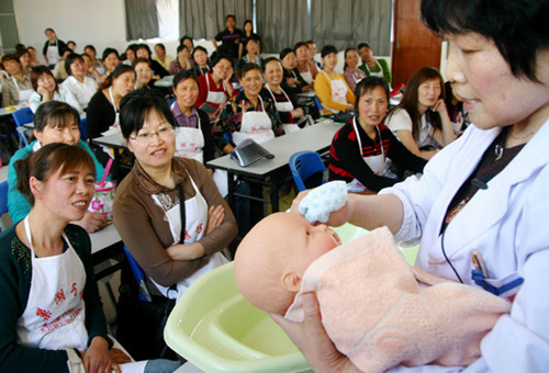 A doctor specializing in obstetrics and gynaecology gives a lecture to domestic helpers on how to take care of newborn babies in Chaohu, a city in Anhui province. [Provided to China Daily]