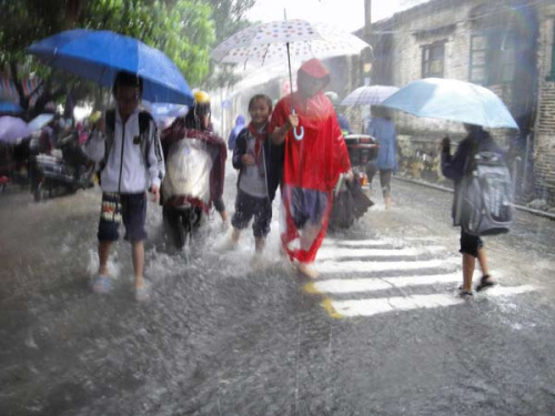 Torrential rain brought by Typhoon Son-Tinh sweeps Beihai city, South China's Guangxi Zhuang autonomous region on Oct 29, 2012. [Photo/Xinhua]