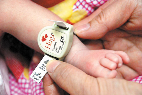 A newborn wears a security bracelet around his leg to keep him from being stolen from the maternity ward at the No 2 Hospital affiliated with Nanjing Medical University in Nanjing, Jiangsu province, on Friday Zhang Guoqiang / for China Daily