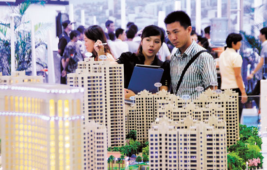 Visitors at Housing Expo 2012 in Hainan, held in the southern province's capital, Haikou, last month. About a third of newlyweds say they would like to buy a new home in the next two years, according to a survey. [Photo/China Daily] 