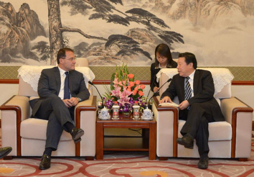 Sun Jiazheng (R), vice chairman of the National Committee of the Chinese People's Political Consultative Conference, meets with Edmondo Cirielli (L), a leading member of the Italian People of Freedom party and also chairman of the Defense Committee of the Italian Chamber of Deputies, in Beijing, capital of China, Oct. 30, 2012. (Xinhua/Ma Zhancheng) 