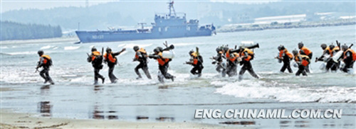 The picture shows a troop unit under the Nanjing Military Area Command (MAC) recently conducted a beach landing and combat training close to actual combat conditions in waters off the southeast coast of China. (Photo by Qiao Tianfu)