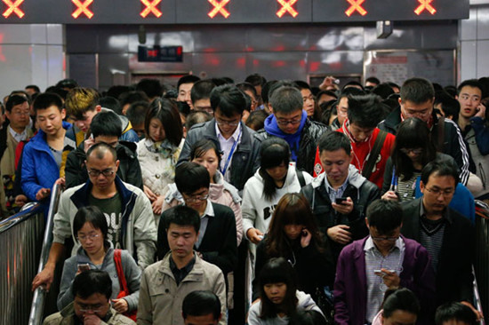 Passengers transfer between subway lines at Huixinxijie Nankou station in Beijing in the evening rush hour on Wednesday. Kuang Linhua / China Daily