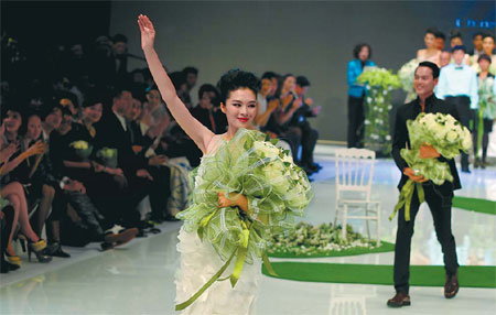 Liu Tongtong (front) and Fu Zhenggang were named best models at the award ceremony of China Fashion Week in Beijing on Friday. Photo by Zhu Xingxin / China Daily 