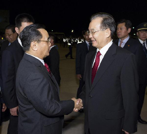 Chinese Premier Wen Jiabao (R, front) shakes hands with Lao Prime Minister Thongsing Thammavong (L, front) upon his arrival at Vientiane, capital of Laos, on Nov. 4, 2012. Wen Jiabao arrived here Sunday night to attend the ninth Asia-Europe Meeting and pa