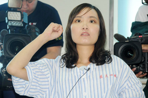 Zhang Lili joins the CPC in Harbin, Heilongjiang province, July 1, 2012.[Photo/Xinhua]