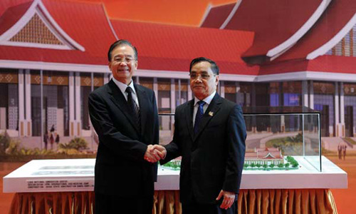 Chinese Premier Wen Jiabao (L) shakes hands with Lao Prime Minister Thongsing Thammavong at the inauguration ceremony of the Laos National Convention Center in Vientiane, capital of Laos, Nov. 5, 2012. (Xinhua/Zhang Duo) 