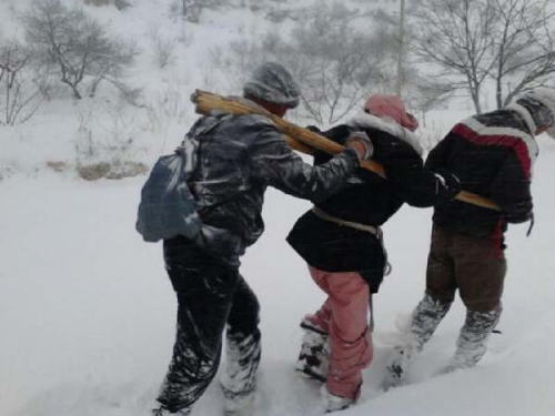 Photo taken by a mobile phone shows a Japanese tourist (C) being saved from a snowstorm in north China's Hebei Province, Nov. 4, 2012. Four Japanese tourists, accompanied by a Chinese tour guide, became trapped by a snowstorm on a snow-covered mountain in Hebei on Nov. 3. Three Japanese tourists who went missing have been confirmed dead, local authorities said Monday. (Xinhua/Gong Zhihong)