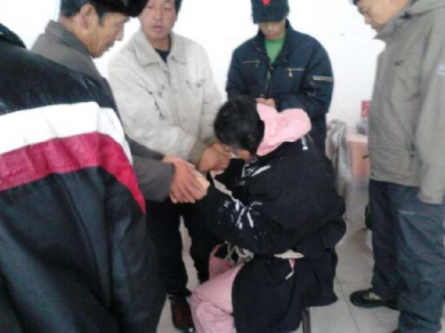 Photo taken by a mobile phone shows a rescuer warming hands for a Japanese tourist after she was saved from a snowstorm in north China's Hebei Province, Nov. 4, 2012. Four Japanese tourists, accompanied by a Chinese tour guide, became trapped by a snowstorm on a snow-covered mountain in Hebei on Nov. 3. Three Japanese tourists who went missing have been confirmed dead, local authorities said Monday. (Xinhua/Gong Zhihong)