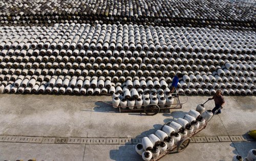 Workers check crocks of yellow rice wine in Shaoxing, East China's Zhejiang province, on Nov 7, 2012. [Photo/Xinhua]